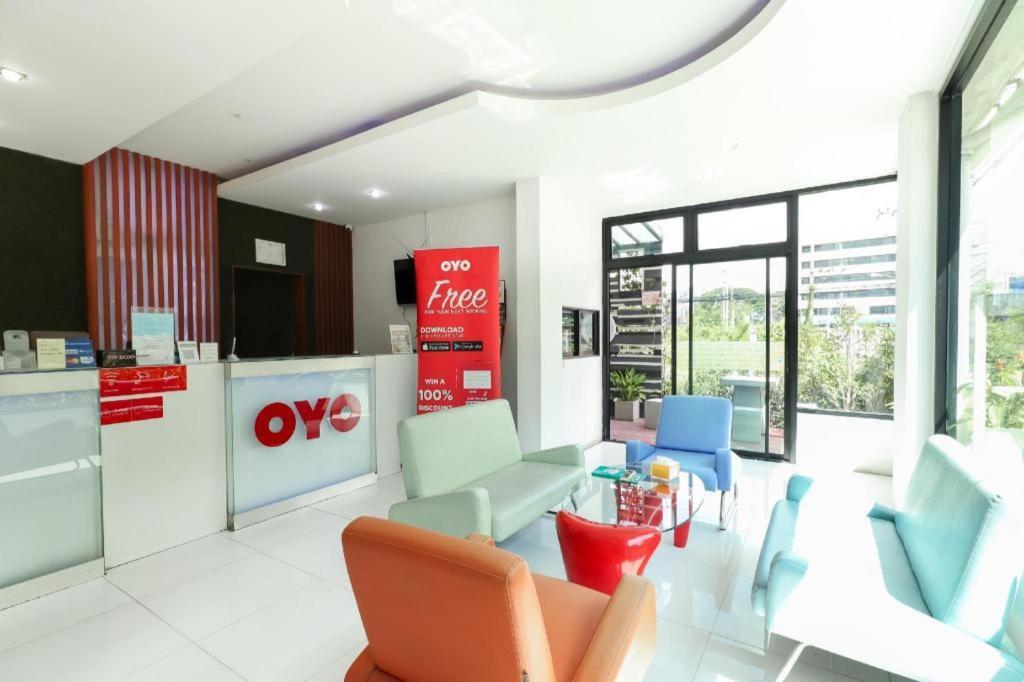 Oyo 412 7 Days Hotel Чиангмай Экстерьер фото