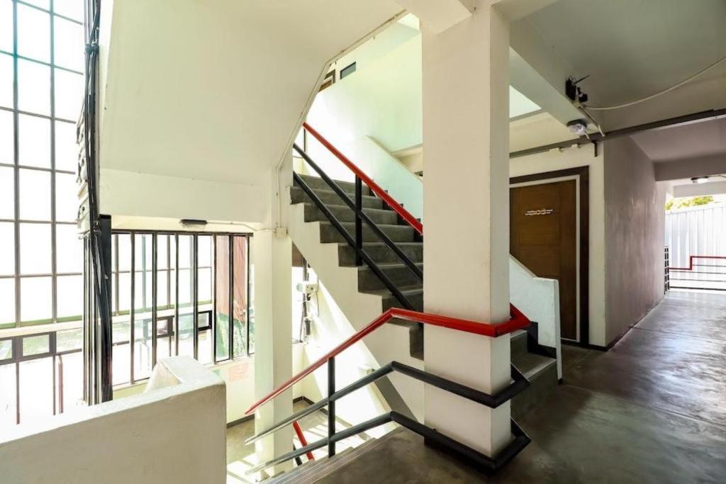 Oyo 412 7 Days Hotel Чиангмай Экстерьер фото